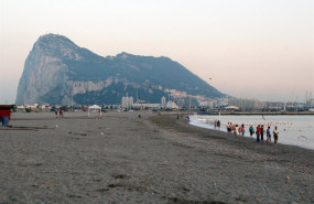 ep archivo   playa de la linea de la concepcion con vistas a gibraltar