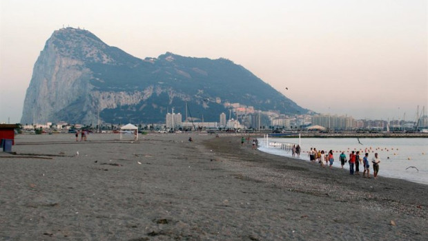 ep archivo   playa de la linea de la concepcion con vistas a gibraltar