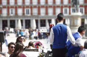 ep archivo   un camarero ateniendo a los clientes de una terraza en la plaza mayor de madrid