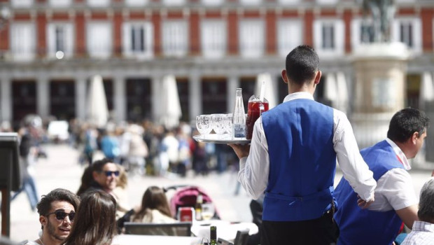 ep archivo   un camarero ateniendo a los clientes de una terraza en la plaza mayor de madrid