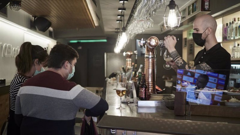 ep archivo   un camarero sirve una cerveza en el interior de un bar