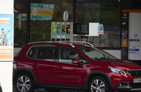 ep archivo   un coche reposta en una gasolinera a 31 de agosto de 2024 en madrid espana el precio de