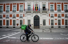 ep archivo   un rider de uber eats circula por la puerta del sol en madrid espana