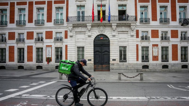 ep archivo   un rider de uber eats circula por la puerta del sol en madrid espana