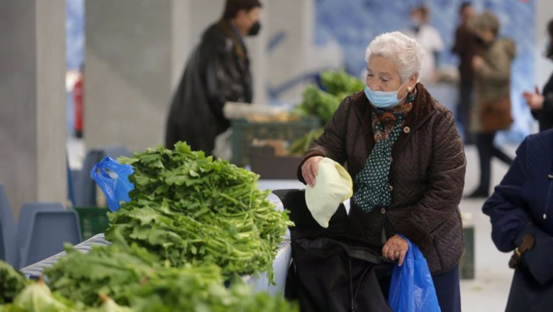 ep archivo una mujer compra verduras en un puesto local de verduras y productos del campo en el ep archivo una mujer compra verduras en un puesto local de verduras y productos del campo en el