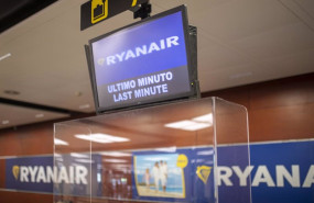ep archivo una pantalla en una ventanilla de ryanair en el aeropuerto josep tarradellas ep archivo una pantalla en una ventanilla de ryanair en el aeropuerto josep tarradellas