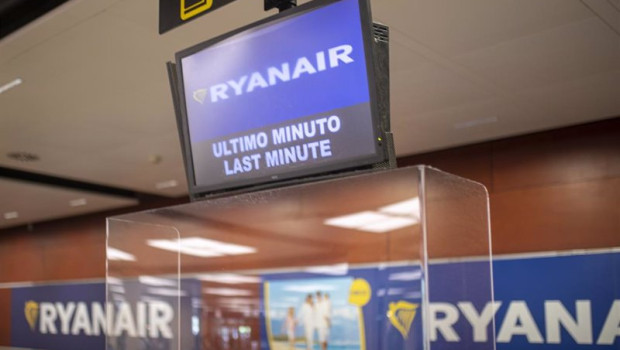 ep archivo   una pantalla en una ventanilla de ryanair en el aeropuerto josep tarradellas