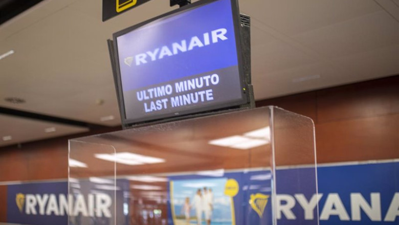ep archivo una pantalla en una ventanilla de ryanair en el aeropuerto josep tarradellas ep archivo una pantalla en una ventanilla de ryanair en el aeropuerto josep tarradellas