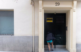 ep archivo   una persona pasa a un edificio donde hay un cartel de se alquila a 10 de marzo de 2025