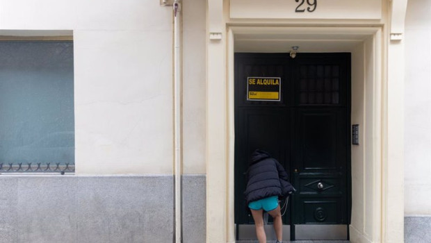 ep archivo una persona pasa a un edificio donde hay un cartel de se alquila a 10 de marzo de 2025 ep archivo una persona pasa a un edificio donde hay un cartel de se alquila a 10 de marzo de 2025