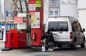 ep archivo una persona reposta en una gasolinera a 2 de enero de 2024 en madrid espana ep archivo una persona reposta en una gasolinera a 2 de enero de 2024 en madrid espana