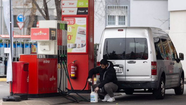 ep archivo   una persona reposta en una gasolinera a 2 de enero de 2024 en madrid espana