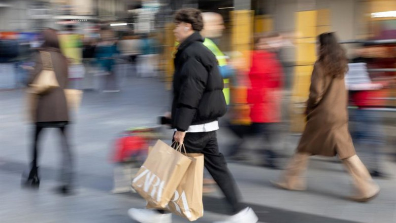 ep archivo   varias personas con bolsas durante las rebajas