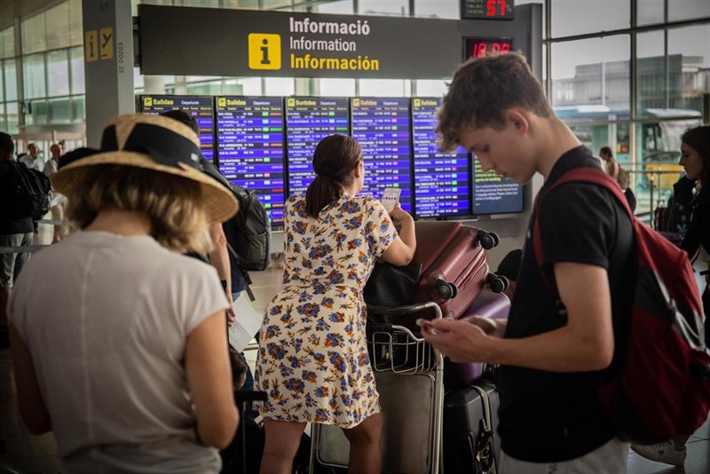 https://img5.s3wfg.com/web/img/images_uploaded/4/4/ep_diferents_viatgers_esperanfrentepanell_dinformacio_dels_volssortidalaeroport_josep_tarradellas_barcelona-prat_durantvagapersonalterra_diberiabarcelona.jpg