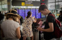 ep diferents viatgers esperanfrentepanell dinformacio dels volssortidalaeroport josep tarradellas barcelona-prat durantvagapersonalterra diberiabarcelona ep diferents viatgers esperanfrentepanell dinformacio dels volssortidalaeroport josep tarradellas barcelona-prat durantvagapersonalterra diberiabarcelona