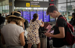 ep diferents viatgers esperanfrentepanell dinformacio dels volssortidalaeroport josep tarradellas barcelona-prat durantvagapersonalterra diberiabarcelona ep diferents viatgers esperanfrentepanell dinformacio dels volssortidalaeroport josep tarradellas barcelona-prat durantvagapersonalterra diberiabarcelona