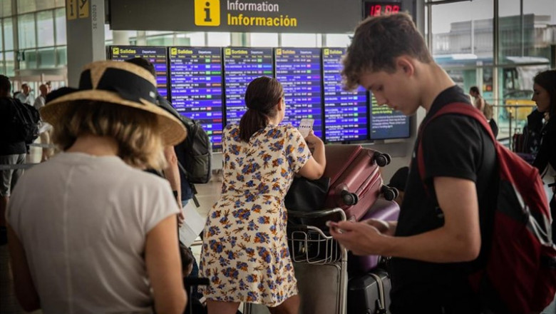 ep diferents viatgers esperanfrentepanell dinformacio dels volssortidalaeroport josep tarradellas barcelona-prat durantvagapersonalterra diberiabarcelona