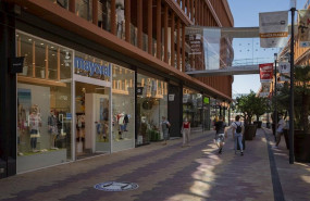 ep el centro comercial torre sevilla durante el primer dia de apertura de los centros comerciales al