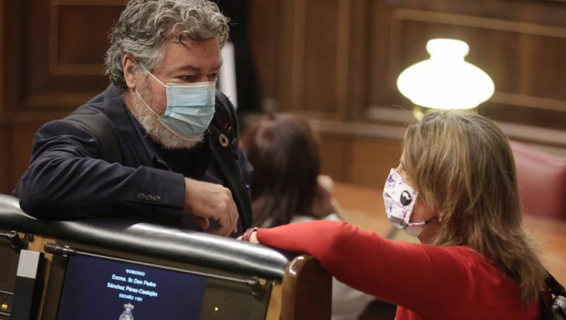 ep el diputado de unidas podemos juan antonio lopez de uralde conversa con la vicepresidenta tercera