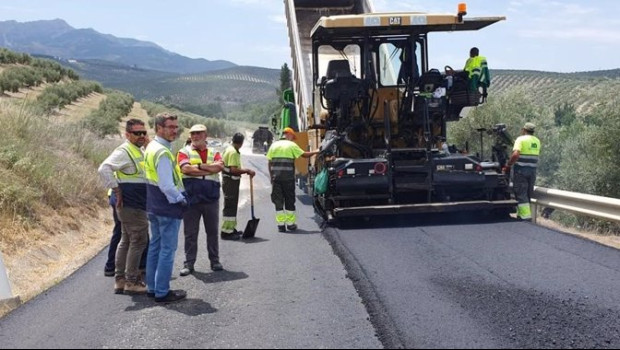 ep el gobierno destina 293 millones en 11 contratos para conservar 2017 km de carreteras y reducir