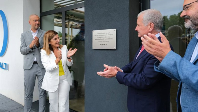 El presidente de Bondalti, Joao de Mello, y la presidenta de Cantabria, María José Sáenz de Buruaga, en la inauguración de las nuevas oficinas de la planta de la empresa en Torrelavega | GOBIERNO DE CANTABRIA ep el presidente de bondalti joao de mello y la presidenta de cantabria maria jose saenz de buruaga