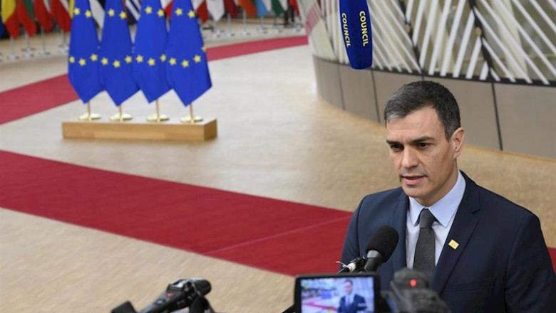 El presidente del Gobierno, Pedro Sánchez, atiende a os medios de comunicación antes de la reunión del Consejo Europeo en la que se debate sobre el presupuesto a largo plazo de la UE para 2021-2027, el denominado Marco Financiero Plurianual (MFP), en Brus | Moncloa ep el presidente del gobierno pedro sanchez atiende a os medios de comunicacion antes de la reunion