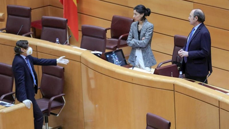 El secretario segundo del Senado, Rafael Hernando (1i, con mascarilla). | Jesús Hellín - Europa Press - Archivo ep el secretario segundo del senado rafael hernando 1i con mascarilla