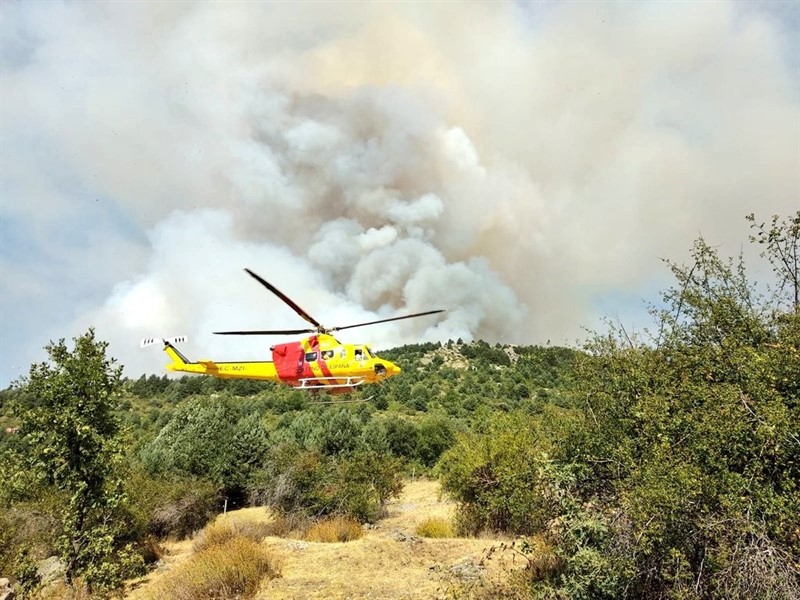 https://img5.s3wfg.com/web/img/images_uploaded/4/4/ep_helicoptero_actuandoincendiola_granja.jpg