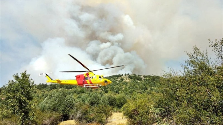 Helicóptero actuando en el incendio de La Granja. | @AT_BRIF ep helicoptero actuandoincendiola granja