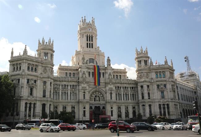 La bandera arcoíris ondea en el Palacio de Cibeles | EUROPA PRESS ep la bandera arcoiris ondeapalaciocibeles