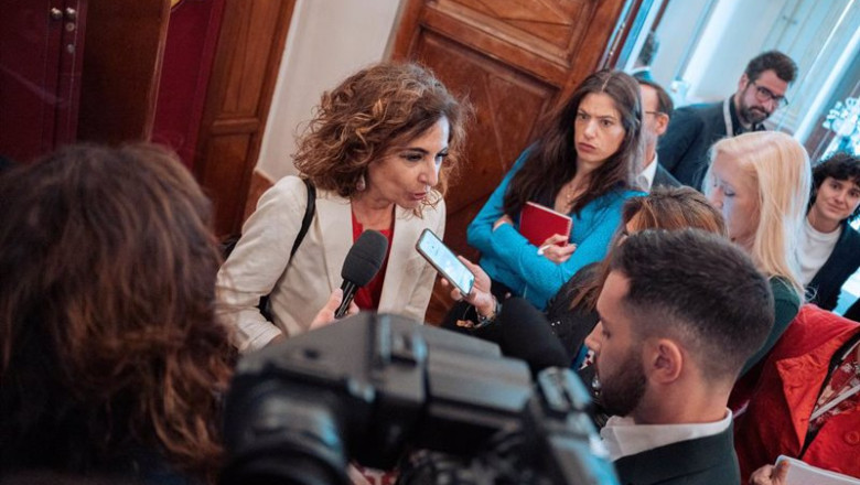 ep la ministra de hacienda maria jesus montero atiende a los medios a su llegada este jueves a una ep la ministra de hacienda maria jesus montero atiende a los medios a su llegada este jueves a una