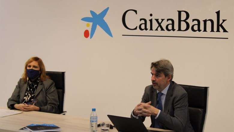 La responsable del Centro de Conocimiento e Innovación de CaixaBank Dualiza, Mónica Moso, y el director general de Fundación SEPI, Ángel Díaz Chao, en la presentación del informe "La Formación Profesional en la empresa industrial española". | CAIXABANK DUALIZA ep la responsable del centro de conocimiento e innovacion de caixabank dualiza monica moso y el