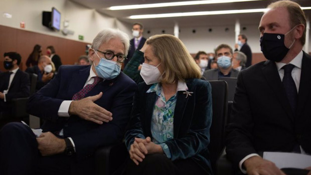 ep la vicepresidente del gobierno nadia calvino junto al presidente de foment del treball josep