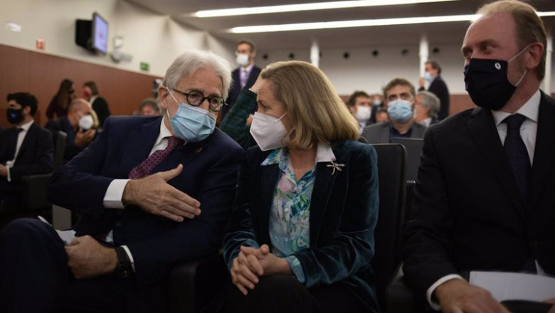 La vicepresidente del Gobierno, Nadia Calviño, junto al presidente de Foment del Treball, Josep Sánchez Llibre, durante el acto. | DAVID ZORRAKINO - EUROPA PRESS ep la vicepresidente del gobierno nadia calvino junto al presidente de foment del treball josep