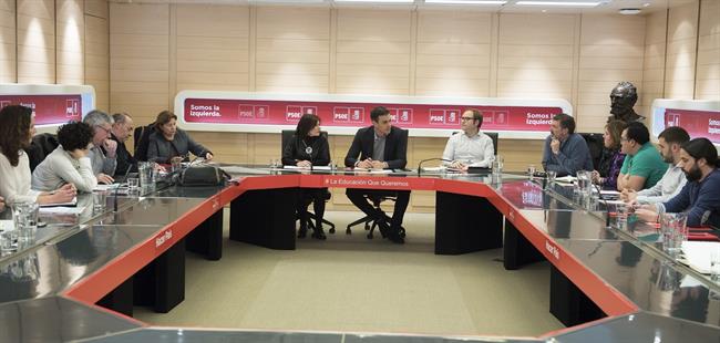 Pedro Sánchez, en una reunión con la Plataforma Estatal por la Escuela Pública | PSOE ep pedro sanchez enreunionla plataforma estatalla escuela publica