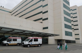 ep personal sanitario se toma un descanso frente al hospital universitario la fe de valencia