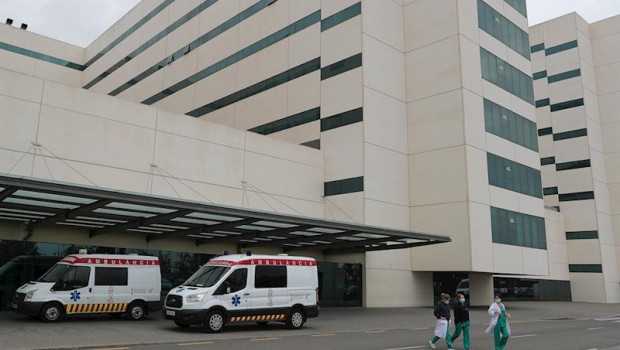 ep personal sanitario se toma un descanso frente al hospital universitario la fe de valencia