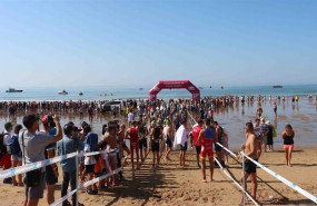 ep prueba de natacion en punta umbria en una competicion de triatlon