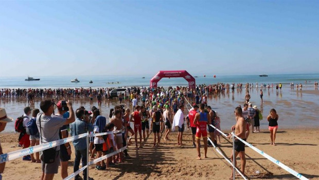 ep prueba de natacion en punta umbria en una competicion de triatlon
