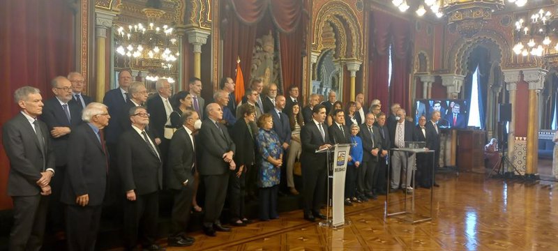 Recepción institucional en el Ayuntamiento de Bilbao al jurado y galardonados en la XIV edición de los Premios Fronteras del Conocimiento de la Fundación BBVA, con la presencia del alcalde, Juan Mari Aburto, y el presidente de la Fundación, Carlos Torres. | EUROPA PRESS ep recepcion institucional en el ayuntamiento de bilbao al jurado y galardonados en la xiv edicion