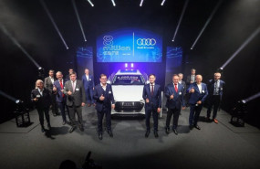 ep responsables de audi junto al modelo ocho millones