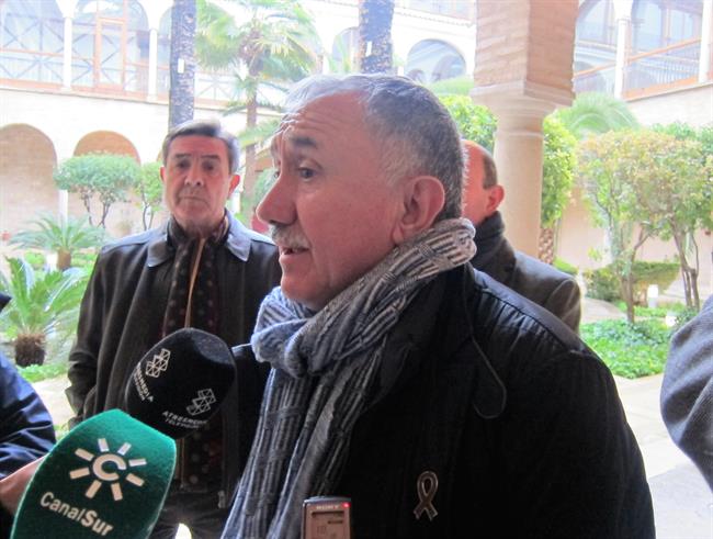El secretario general de UGT, Josep María Álvarez, atiende a los peridistas. | EUROPA PRESS ep secretario generalugt josep maria alvarez atiendelos peridistas