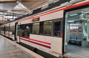 ep tren de cercanias en la estacion zaragoza delicias