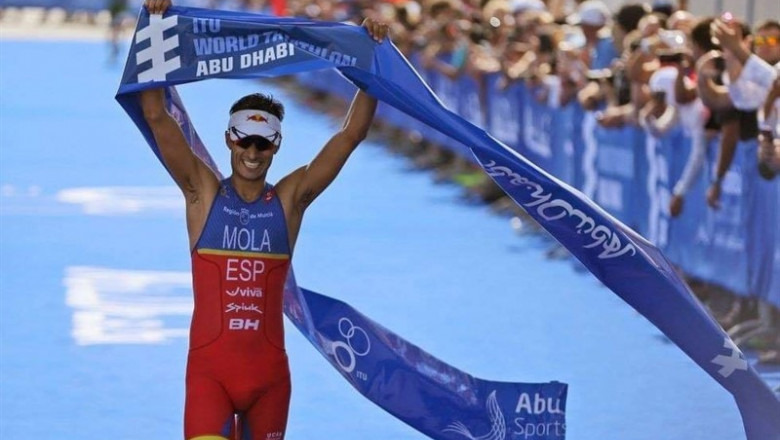 El triatleta español Mario Mola celebra un triunfo en las Series Mundiales. | FETRI ep triatleta espanol mario mola celebratriunfolas series mundiales