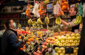 ep un hombre protegido con mascarilla es atendido en una fruteria