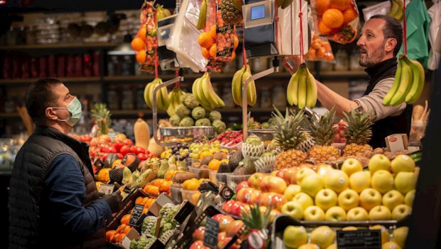ep un hombre protegido con mascarilla es atendido en una fruteria