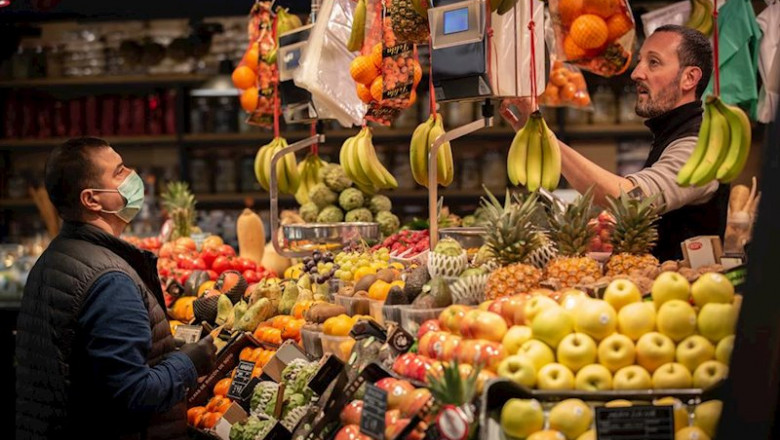 Un hombre protegido con mascarilla es atendido en una frutería | David Zorrakino - Europa Press ep un hombre protegido con mascarilla es atendido en una fruteria