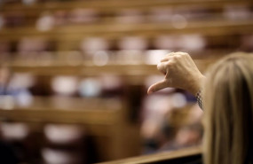 ep una asistente vota en una sesion plenaria en el congreso
