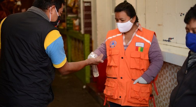 ep una mujer aplica desinfectante de manos a un cliente a la entrada de un mercado municipal en la ep una mujer aplica desinfectante de manos a un cliente a la entrada de un mercado municipal en la