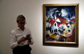 ep una mujer junto a la obra de johannes itten grupo de casas en primavera 1916 en la exposicion la